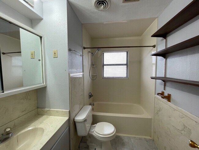 Building Photo - Beautiful 3 bedroom 1.5 bath in Lawndale
