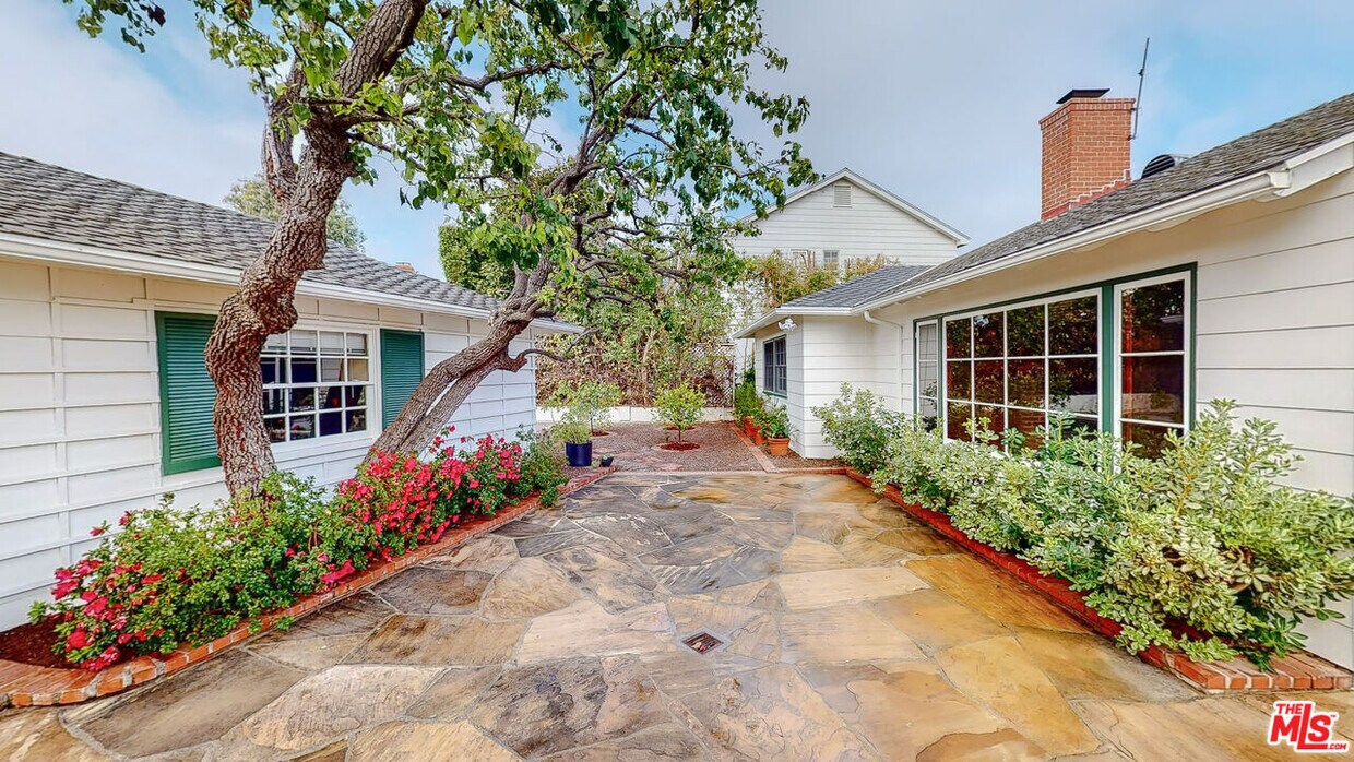 Primary Photo - 501 Chapala Dr