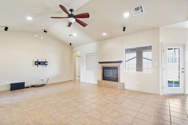 Building Photo - Spacious 4 Bedroom 2 Bath House near Restaurants