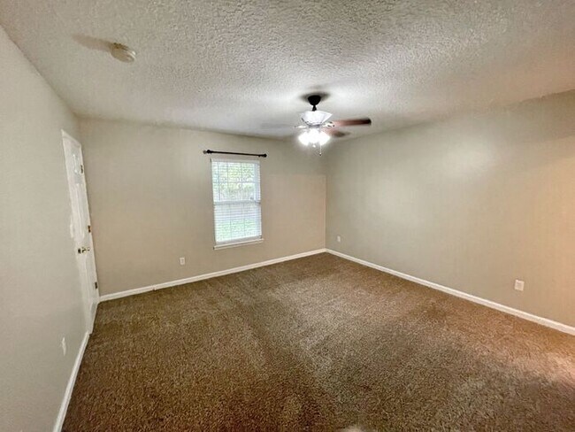 Building Photo - Come See It Now!