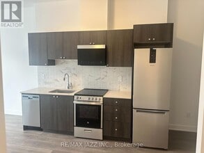 Building Photo - 705 Davis Dr