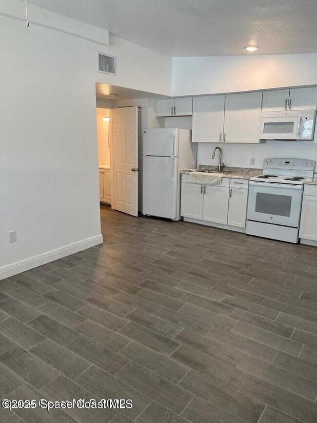 Foto del edificio - 253 N Brevard Ave