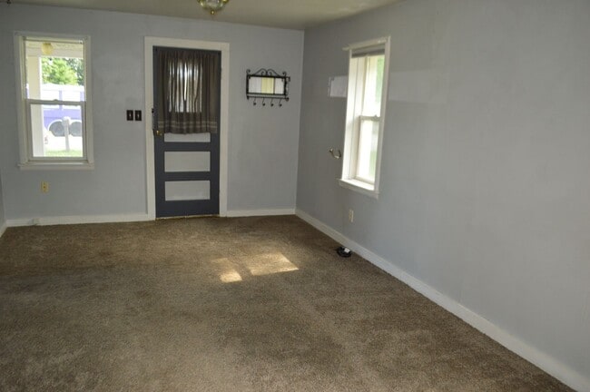 Building Photo - FOR RENT: 2 Bedroom house