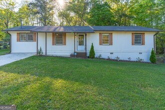 Building Photo - 2290 Pinetree Ln NE