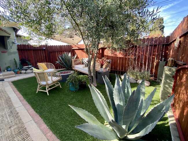 Outdoor furnished lounge & fireplace - 843 Coronado Ter