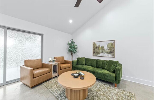 Foto del edificio - FOR RENT in LAFAYETTE!