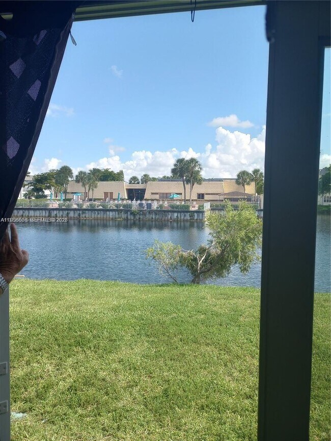 Foto del edificio - 8130 Sunrise Lakes Blvd