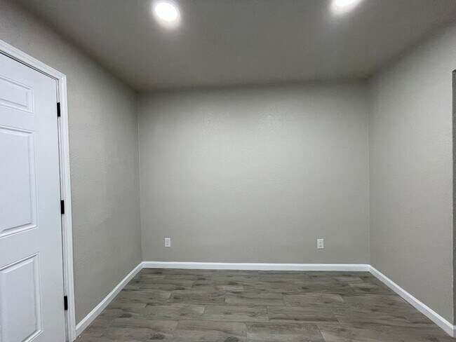 Building Photo - 6019B Bedford Dr. Beaumont, TX 77708