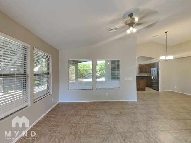Building Photo - 8956 E Hillview St