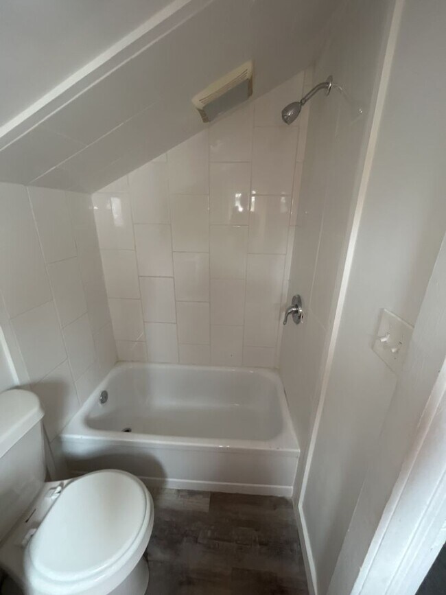 Building Photo - Charming 5-Bedroom Property in Prime Location