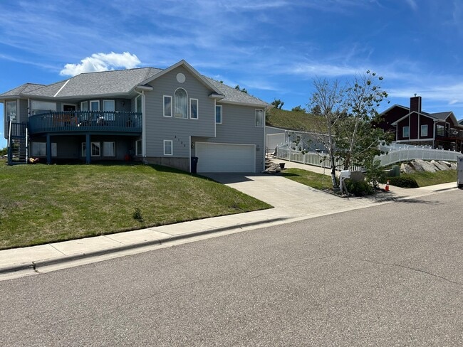 Building Photo - 2100 Poplar Dr