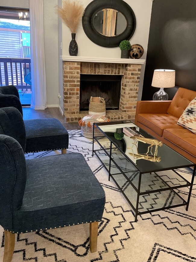 Chimenea en la sala de estar - 13018 Heimer Rd