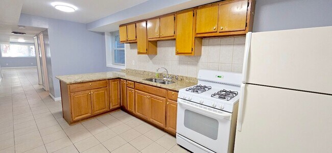 Foto del edificio - 2444 W Homer St