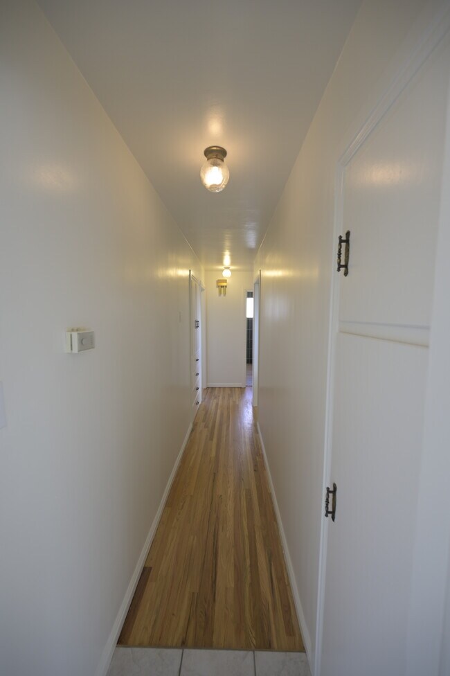 Corredor - 1829 E Severn Dr