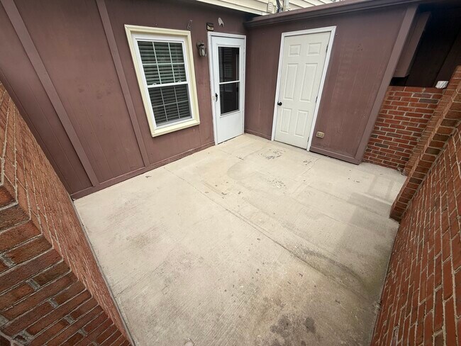 Patio trasero con cobertizo de almacenamiento - 4640 Old Lantern Way