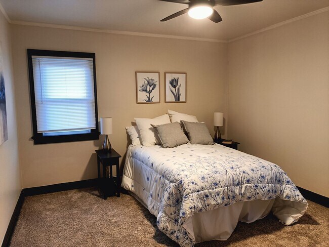 Building Photo - 3 bedroom 2 bathroom single family home wi...
