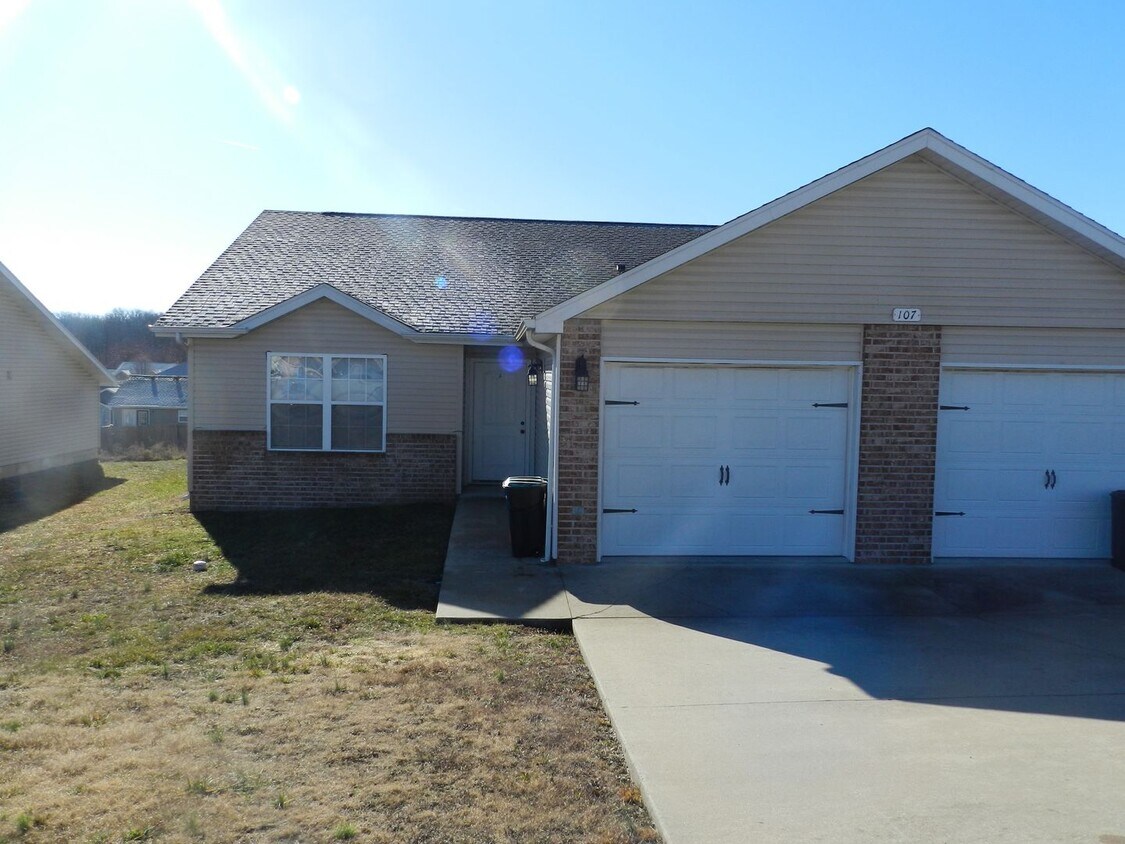 Primary Photo - 107 Edna St