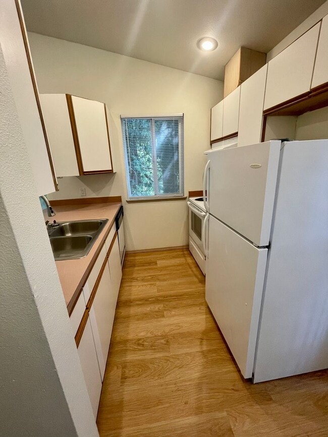 Building Photo - 2-Bedroom Apartment near Walking Trails and Whatcom Falls Park