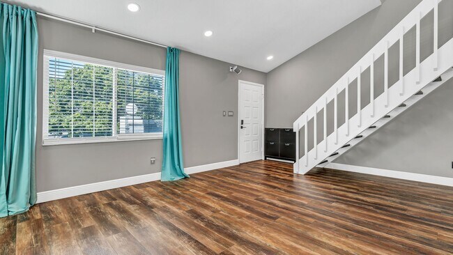 Foto del edificio - Hidden Gem Townhome: Renovated Home with S...