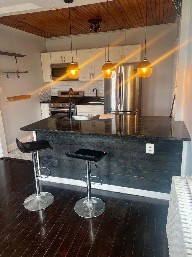 Building Photo - 422 W Coulter St