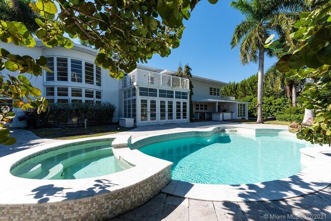 Foto del edificio - 6301 Pine Tree Dr