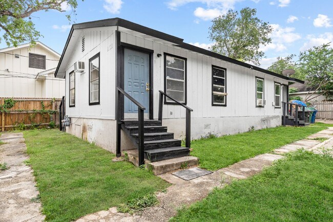 Building Photo - 2108 McKinley Ave #1 San Antonio, TX 78210