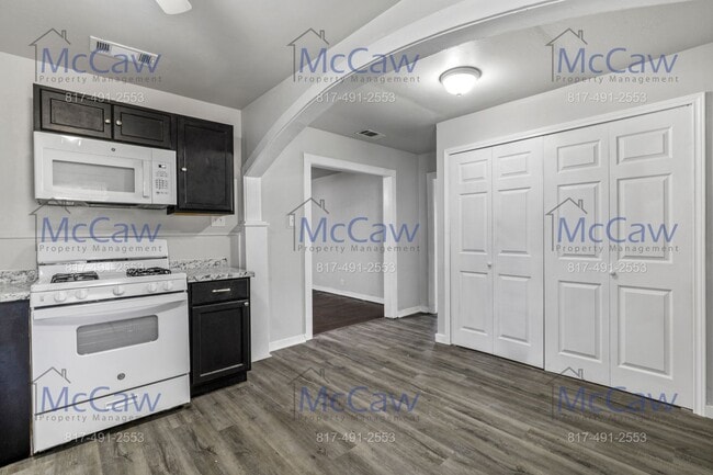 Building Photo - Adorable 2/1 in Waxahachie! **MOVE-IN SPEC...