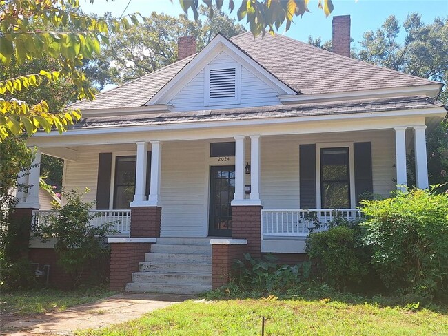 Building Photo - 2024 Winona Ave