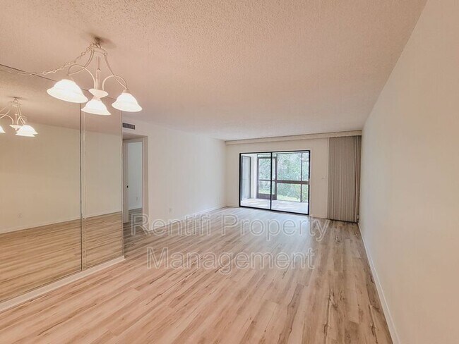 Foto del edificio - 6120 Whiskey Creek Dr