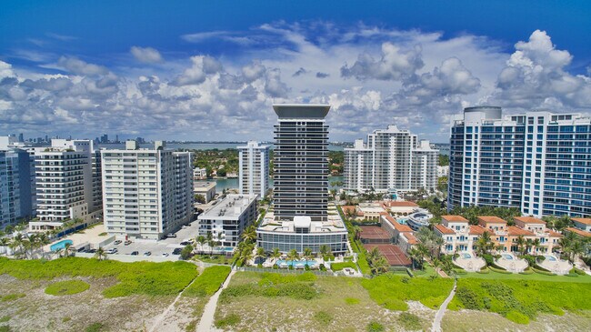 Foto del edificio - 5875 Collins Ave