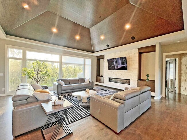 Foto del edificio - Magnificent Redone Home in Gated Bearpath with Every Possible Upgrade and Convenience!