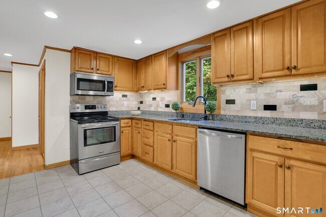 Foto del edificio - 228 N Granby Rd