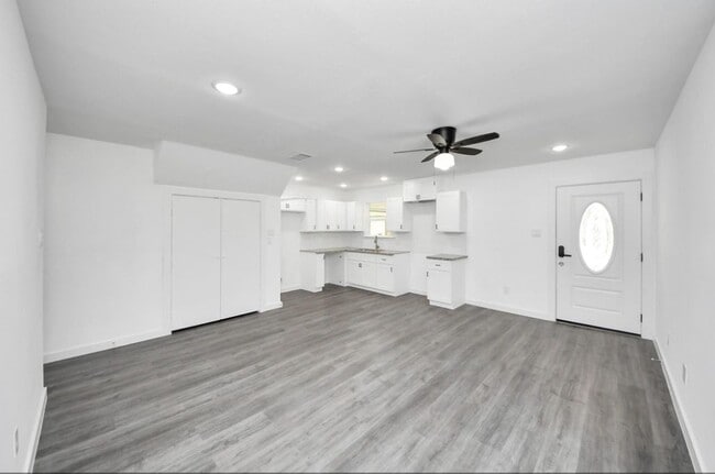 Building Photo - 2322 Wavell St
