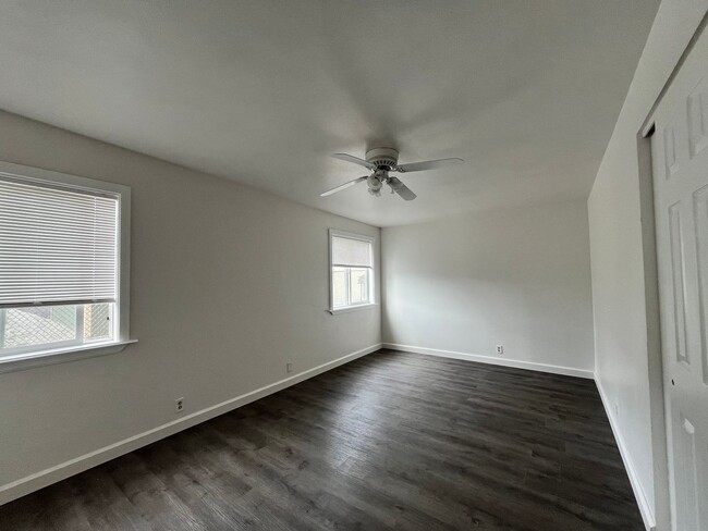 Building Photo - 2 bedroom plus 1 non-conforming bedroom, 1...