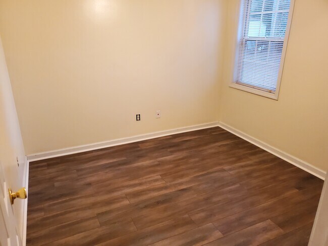 Building Photo - 138 east greenwich cir