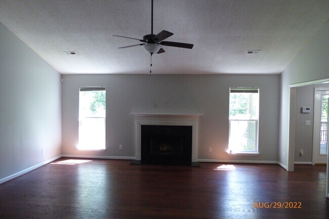 Building Photo - Spacious Home in Million Dollar Lakes