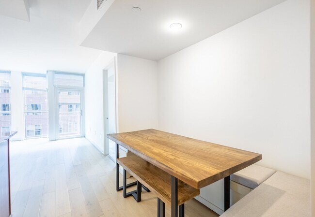 Foto del edificio - Stunning 1 BR+ Den/2 BA Condo in Navy Yard!