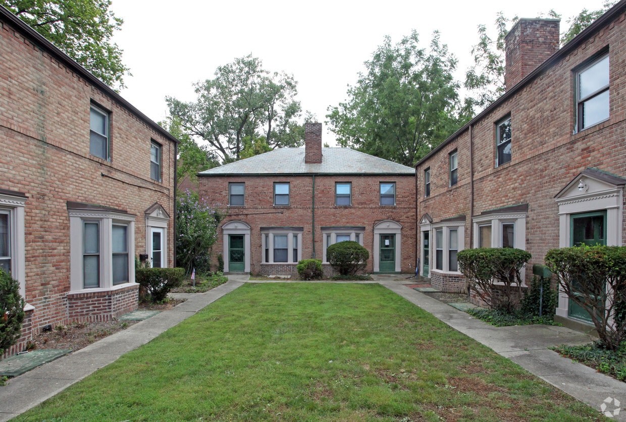 Court Yard - 700 Sheridan Ave