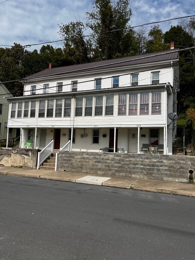 Building Photo - 229 Main St