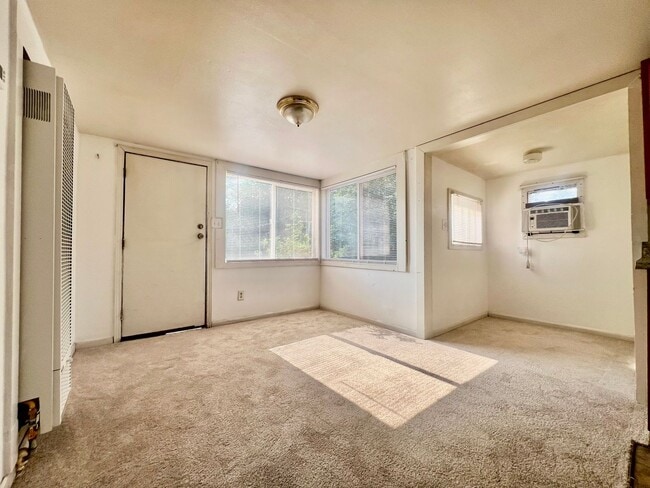 Building Photo - Fantastic home in desirable Englewood neighborhood
