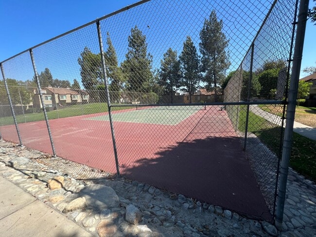 Foto del edificio - Fully updated condo in Montclair with complex amenities