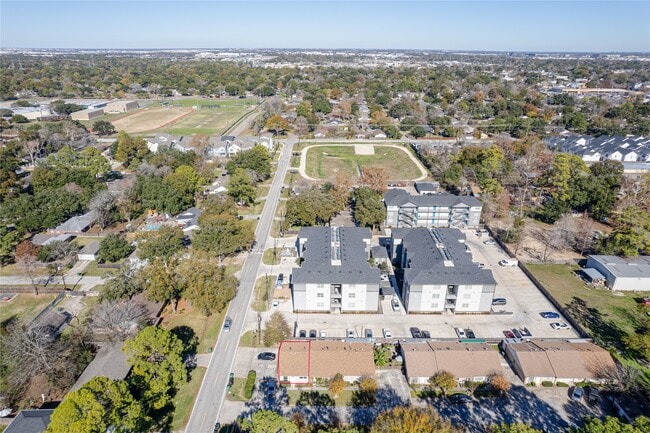 Foto del edificio - 1716 Crestdale Dr