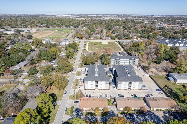 Building Photo - 1716 Crestdale Dr