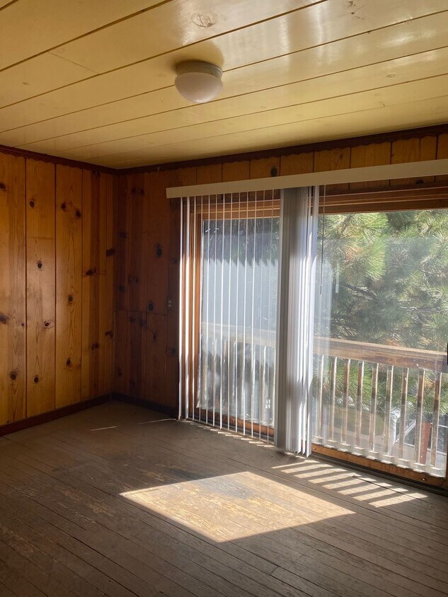 Primary Photo - Large 3BR 2Bath Apartment above a deliciou...
