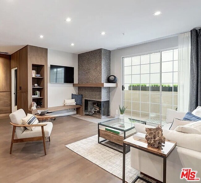 Foto del edificio - 930 N Doheny Dr