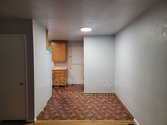 Building Photo - 1353 NW Tyler Ave