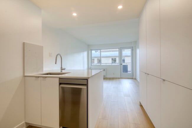 Building Photo - 3460 Rue Durocher