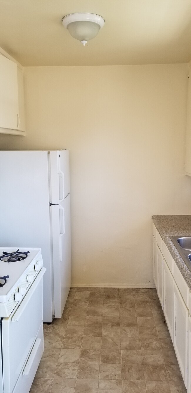 full size kitchen - 11827 S Figueroa St