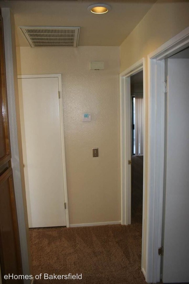 Building Photo - 8600 White Rock Dr