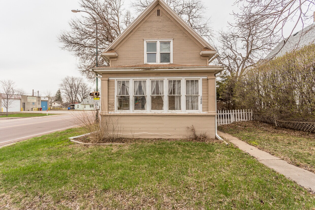 Foto principal - 1420 W 10th St